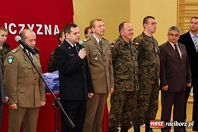 Zdjęcie w galerii na portalu naszraciborz.pl: Młodzież lubi dyscyplinę. Młodzi mundurowi ślubowali w ZSOMS  wiadomości z regionu