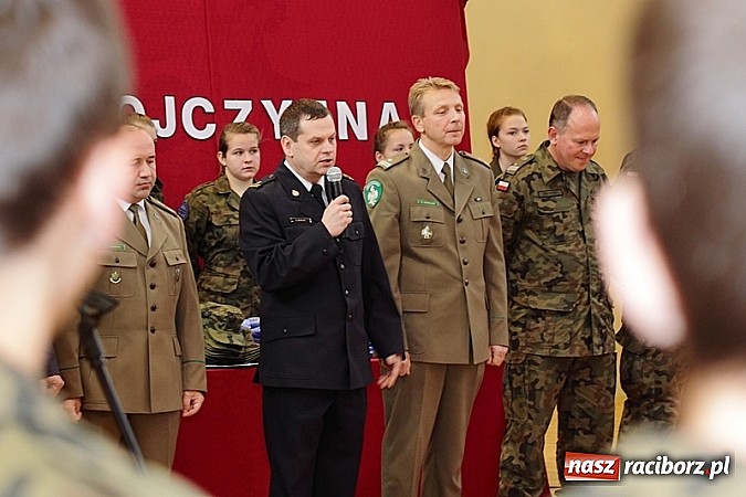 Zdjęcie w galerii na portalu naszraciborz.pl: Młodzież lubi dyscyplinę. Młodzi mundurowi ślubowali w ZSOMS  wiadomości z regionu