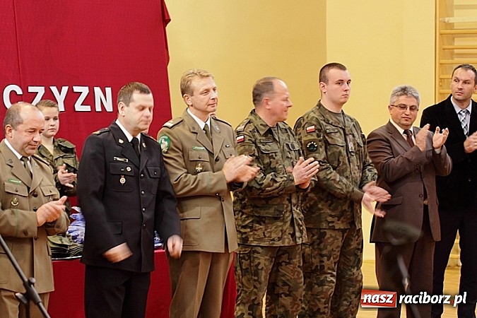 Zdjęcie w galerii na portalu naszraciborz.pl: Młodzież lubi dyscyplinę. Młodzi mundurowi ślubowali w ZSOMS  wiadomości z regionu