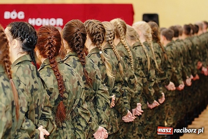 Zdjęcie w galerii na portalu naszraciborz.pl: Młodzież lubi dyscyplinę. Młodzi mundurowi ślubowali w ZSOMS  wiadomości z regionu