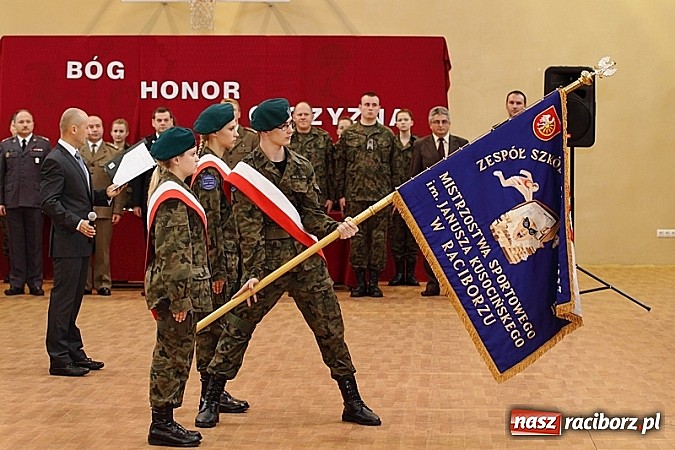 Zdjęcie w galerii na portalu naszraciborz.pl: Młodzież lubi dyscyplinę. Młodzi mundurowi ślubowali w ZSOMS  wiadomości z regionu