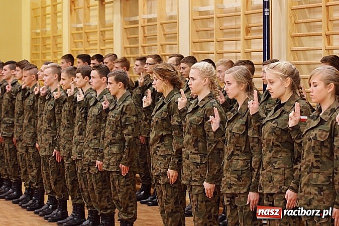Zdjęcie w galerii na portalu naszraciborz.pl: Młodzież lubi dyscyplinę. Młodzi mundurowi ślubowali w ZSOMS  wiadomości z regionu