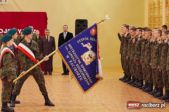 Zdjęcie w galerii na portalu naszraciborz.pl: Młodzież lubi dyscyplinę. Młodzi mundurowi ślubowali w ZSOMS  wiadomości z regionu
