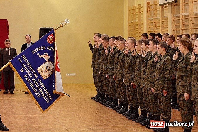Zdjęcie w galerii na portalu naszraciborz.pl: Młodzież lubi dyscyplinę. Młodzi mundurowi ślubowali w ZSOMS  wiadomości z regionu