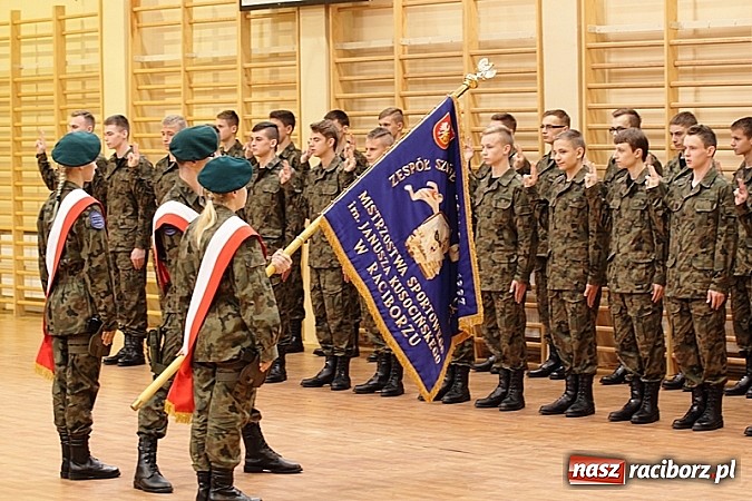 Zdjęcie w galerii na portalu naszraciborz.pl: Młodzież lubi dyscyplinę. Młodzi mundurowi ślubowali w ZSOMS  wiadomości z regionu