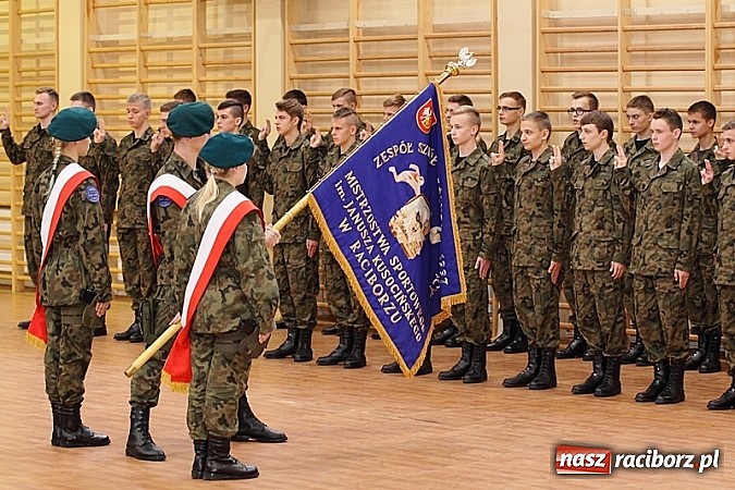 Zdjęcie w galerii na portalu naszraciborz.pl: Młodzież lubi dyscyplinę. Młodzi mundurowi ślubowali w ZSOMS  wiadomości z regionu