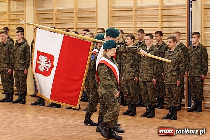 Zdjęcie w galerii na portalu naszraciborz.pl: Młodzież lubi dyscyplinę. Młodzi mundurowi ślubowali w ZSOMS  wiadomości z regionu