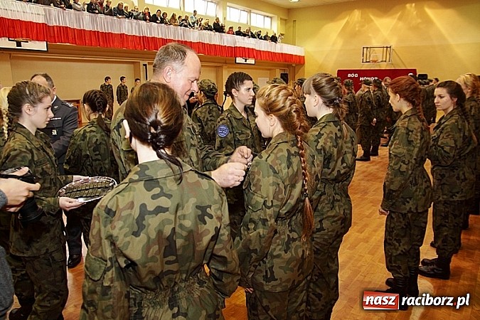 Zdjęcie w galerii na portalu naszraciborz.pl: Młodzież lubi dyscyplinę. Młodzi mundurowi ślubowali w ZSOMS  wiadomości z regionu