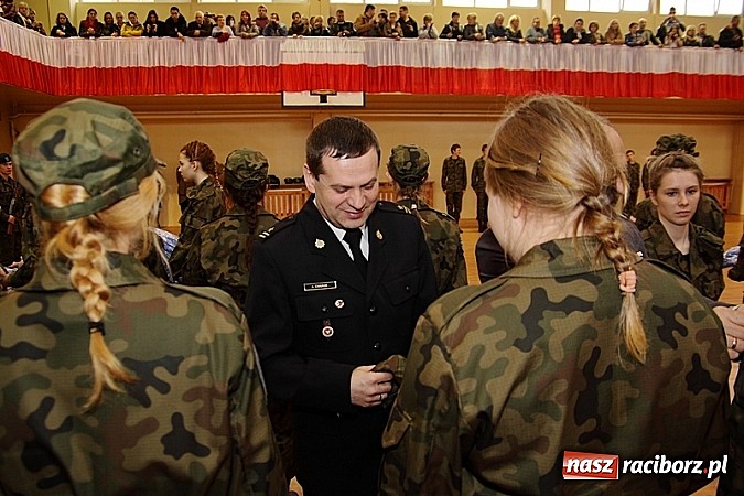 Zdjęcie w galerii na portalu naszraciborz.pl: Młodzież lubi dyscyplinę. Młodzi mundurowi ślubowali w ZSOMS  wiadomości z regionu