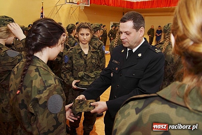 Zdjęcie w galerii na portalu naszraciborz.pl: Młodzież lubi dyscyplinę. Młodzi mundurowi ślubowali w ZSOMS  wiadomości z regionu