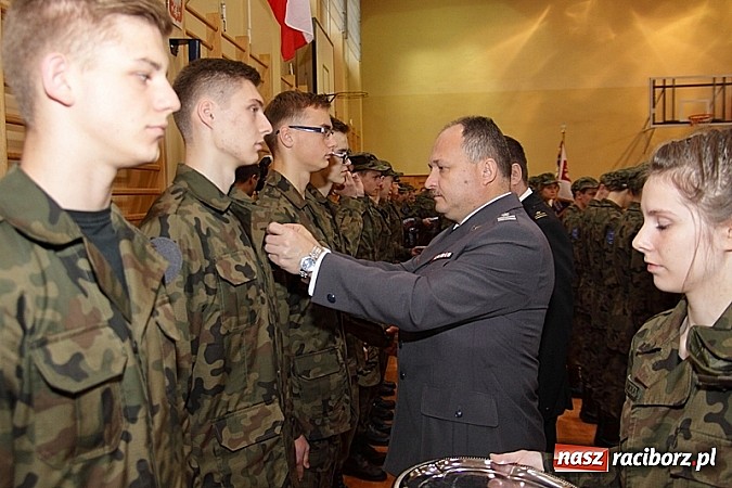 Zdjęcie w galerii na portalu naszraciborz.pl: Młodzież lubi dyscyplinę. Młodzi mundurowi ślubowali w ZSOMS  wiadomości z regionu