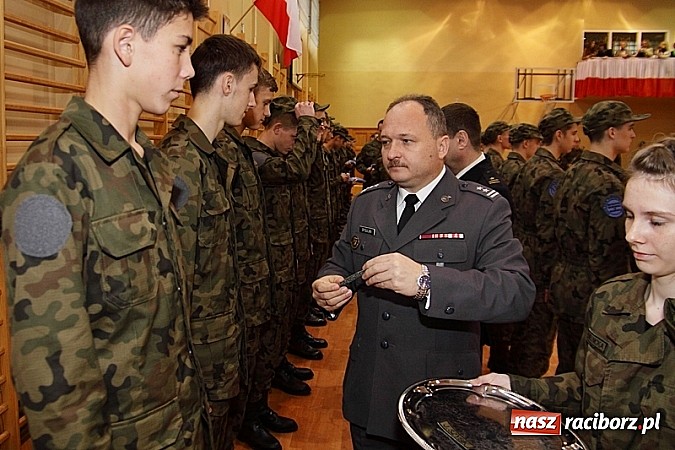 Zdjęcie w galerii na portalu naszraciborz.pl: Młodzież lubi dyscyplinę. Młodzi mundurowi ślubowali w ZSOMS  wiadomości z regionu