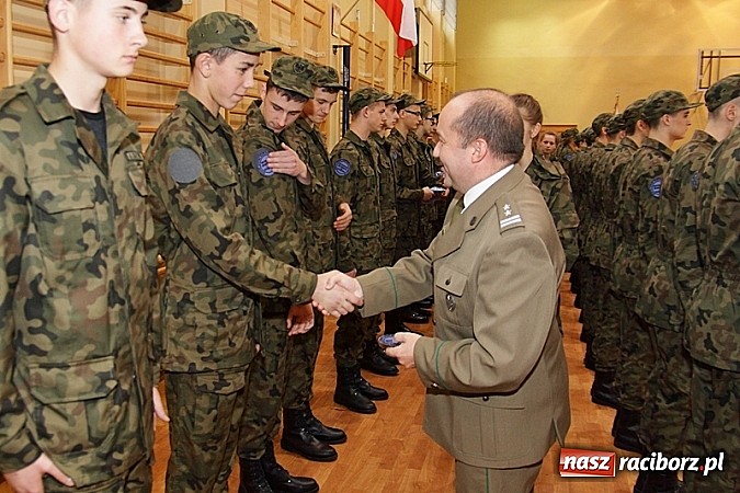 Zdjęcie w galerii na portalu naszraciborz.pl: Młodzież lubi dyscyplinę. Młodzi mundurowi ślubowali w ZSOMS  wiadomości z regionu