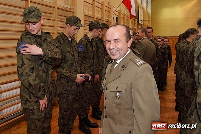 Zdjęcie w galerii na portalu naszraciborz.pl: Młodzież lubi dyscyplinę. Młodzi mundurowi ślubowali w ZSOMS  wiadomości z regionu