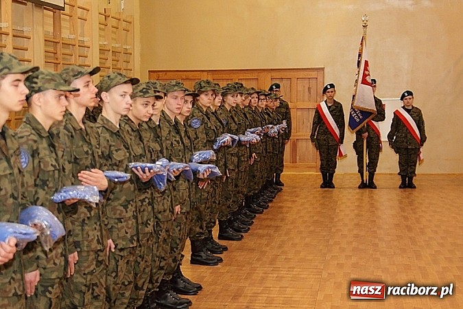 Zdjęcie w galerii na portalu naszraciborz.pl: Młodzież lubi dyscyplinę. Młodzi mundurowi ślubowali w ZSOMS  wiadomości z regionu