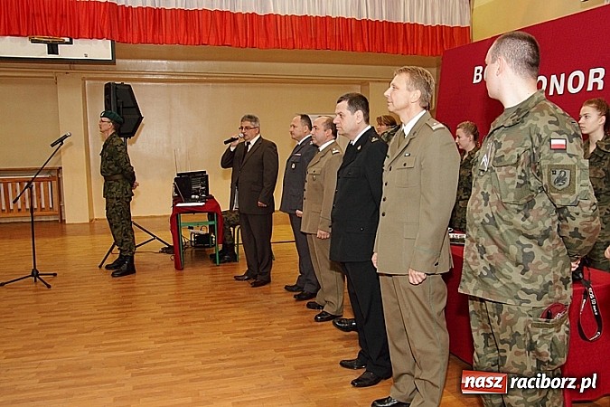 Zdjęcie w galerii na portalu naszraciborz.pl: Młodzież lubi dyscyplinę. Młodzi mundurowi ślubowali w ZSOMS  wiadomości z regionu