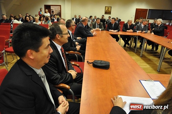 Zdjęcie w galerii na portalu naszraciborz.pl: Radni pożegnali się dziś na zamku. Odsłonięto tablicę upamiętniającą księcia Mieszka IV wiadomości z regionu