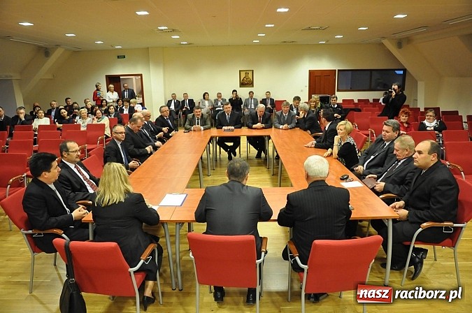 Zdjęcie w galerii na portalu naszraciborz.pl: Radni pożegnali się dziś na zamku. Odsłonięto tablicę upamiętniającą księcia Mieszka IV wiadomości z regionu