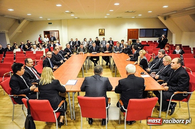 Zdjęcie w galerii na portalu naszraciborz.pl: Radni pożegnali się dziś na zamku. Odsłonięto tablicę upamiętniającą księcia Mieszka IV wiadomości z regionu