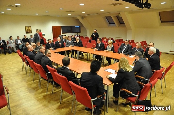 Zdjęcie w galerii na portalu naszraciborz.pl: Radni pożegnali się dziś na zamku. Odsłonięto tablicę upamiętniającą księcia Mieszka IV wiadomości z regionu