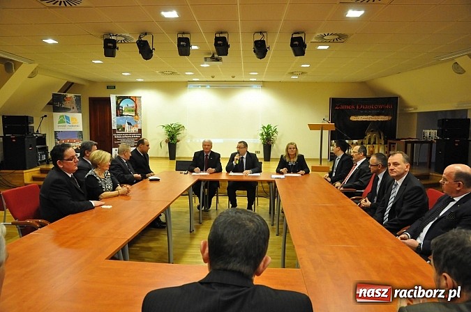 Zdjęcie w galerii na portalu naszraciborz.pl: Radni pożegnali się dziś na zamku. Odsłonięto tablicę upamiętniającą księcia Mieszka IV wiadomości z regionu