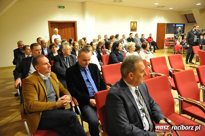 Zdjęcie w galerii na portalu naszraciborz.pl: Radni pożegnali się dziś na zamku. Odsłonięto tablicę upamiętniającą księcia Mieszka IV wiadomości z regionu