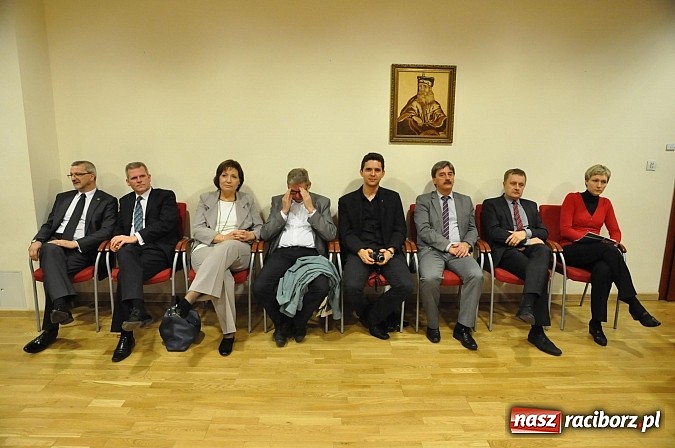 Zdjęcie w galerii na portalu naszraciborz.pl: Radni pożegnali się dziś na zamku. Odsłonięto tablicę upamiętniającą księcia Mieszka IV wiadomości z regionu