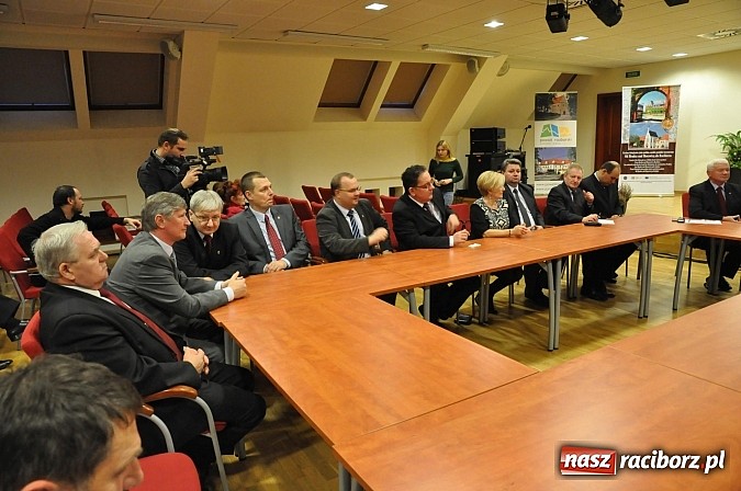 Zdjęcie w galerii na portalu naszraciborz.pl: Radni pożegnali się dziś na zamku. Odsłonięto tablicę upamiętniającą księcia Mieszka IV wiadomości z regionu