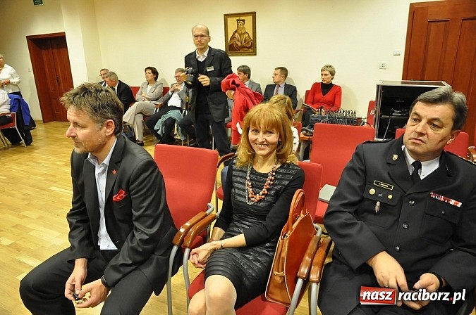 Zdjęcie w galerii na portalu naszraciborz.pl: Radni pożegnali się dziś na zamku. Odsłonięto tablicę upamiętniającą księcia Mieszka IV wiadomości z regionu