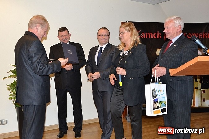 Zdjęcie w galerii na portalu naszraciborz.pl: Radni pożegnali się dziś na zamku. Odsłonięto tablicę upamiętniającą księcia Mieszka IV wiadomości z regionu