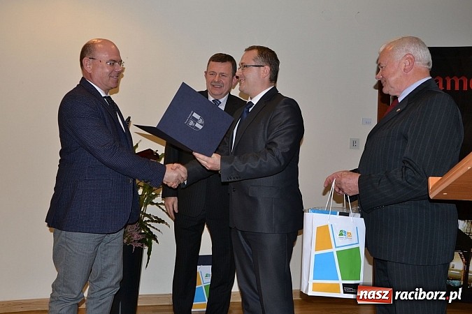 Zdjęcie w galerii na portalu naszraciborz.pl: Radni pożegnali się dziś na zamku. Odsłonięto tablicę upamiętniającą księcia Mieszka IV wiadomości z regionu