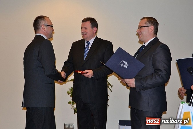 Zdjęcie w galerii na portalu naszraciborz.pl: Radni pożegnali się dziś na zamku. Odsłonięto tablicę upamiętniającą księcia Mieszka IV wiadomości z regionu