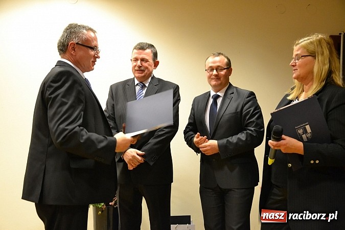 Zdjęcie w galerii na portalu naszraciborz.pl: Radni pożegnali się dziś na zamku. Odsłonięto tablicę upamiętniającą księcia Mieszka IV wiadomości z regionu