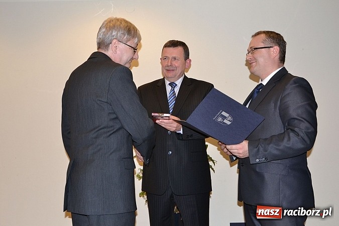 Zdjęcie w galerii na portalu naszraciborz.pl: Radni pożegnali się dziś na zamku. Odsłonięto tablicę upamiętniającą księcia Mieszka IV wiadomości z regionu