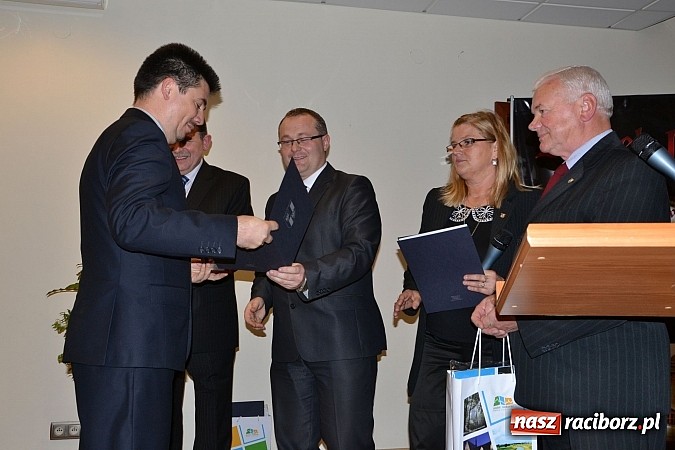 Zdjęcie w galerii na portalu naszraciborz.pl: Radni pożegnali się dziś na zamku. Odsłonięto tablicę upamiętniającą księcia Mieszka IV wiadomości z regionu