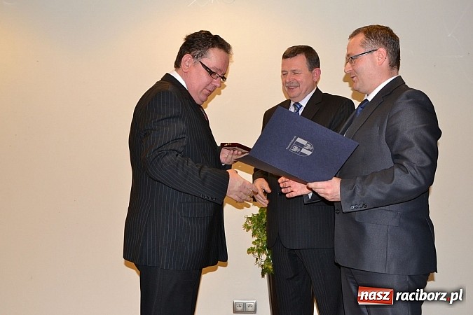 Zdjęcie w galerii na portalu naszraciborz.pl: Radni pożegnali się dziś na zamku. Odsłonięto tablicę upamiętniającą księcia Mieszka IV wiadomości z regionu