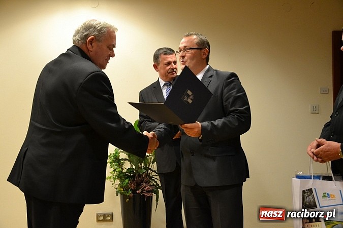 Zdjęcie w galerii na portalu naszraciborz.pl: Radni pożegnali się dziś na zamku. Odsłonięto tablicę upamiętniającą księcia Mieszka IV wiadomości z regionu