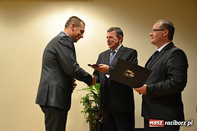 Zdjęcie w galerii na portalu naszraciborz.pl: Radni pożegnali się dziś na zamku. Odsłonięto tablicę upamiętniającą księcia Mieszka IV wiadomości z regionu