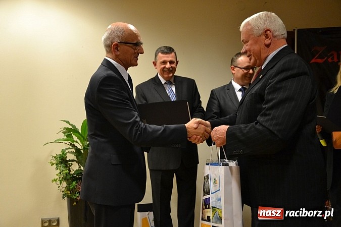 Zdjęcie w galerii na portalu naszraciborz.pl: Radni pożegnali się dziś na zamku. Odsłonięto tablicę upamiętniającą księcia Mieszka IV wiadomości z regionu