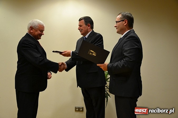 Zdjęcie w galerii na portalu naszraciborz.pl: Radni pożegnali się dziś na zamku. Odsłonięto tablicę upamiętniającą księcia Mieszka IV wiadomości z regionu