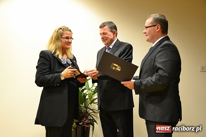 Zdjęcie w galerii na portalu naszraciborz.pl: Radni pożegnali się dziś na zamku. Odsłonięto tablicę upamiętniającą księcia Mieszka IV wiadomości z regionu