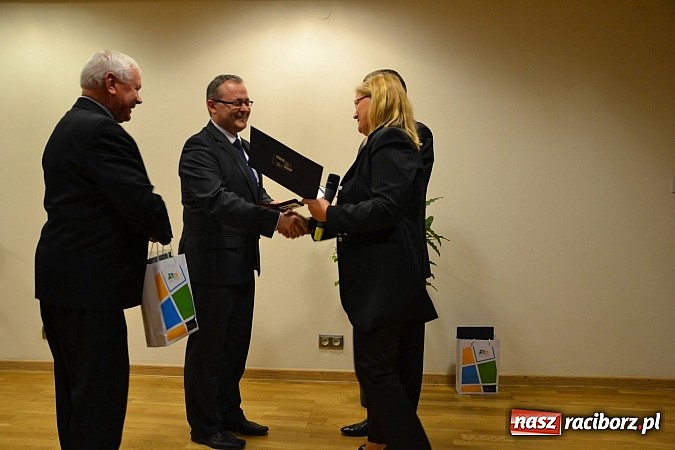 Zdjęcie w galerii na portalu naszraciborz.pl: Radni pożegnali się dziś na zamku. Odsłonięto tablicę upamiętniającą księcia Mieszka IV wiadomości z regionu