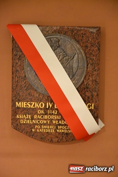 Zdjęcie w galerii na portalu naszraciborz.pl: Radni pożegnali się dziś na zamku. Odsłonięto tablicę upamiętniającą księcia Mieszka IV wiadomości z regionu