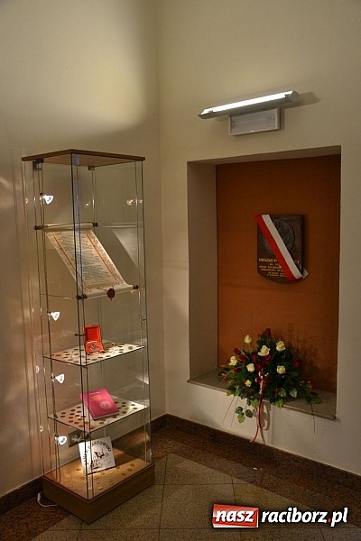 Zdjęcie w galerii na portalu naszraciborz.pl: Radni pożegnali się dziś na zamku. Odsłonięto tablicę upamiętniającą księcia Mieszka IV wiadomości z regionu