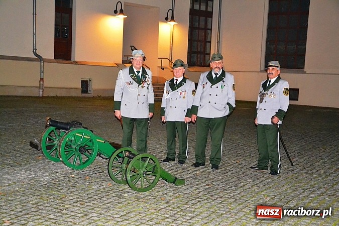 Zdjęcie w galerii na portalu naszraciborz.pl: Radni pożegnali się dziś na zamku. Odsłonięto tablicę upamiętniającą księcia Mieszka IV wiadomości z regionu