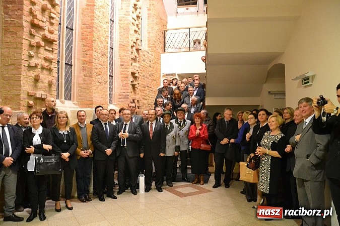 Zdjęcie w galerii na portalu naszraciborz.pl: Radni pożegnali się dziś na zamku. Odsłonięto tablicę upamiętniającą księcia Mieszka IV wiadomości z regionu