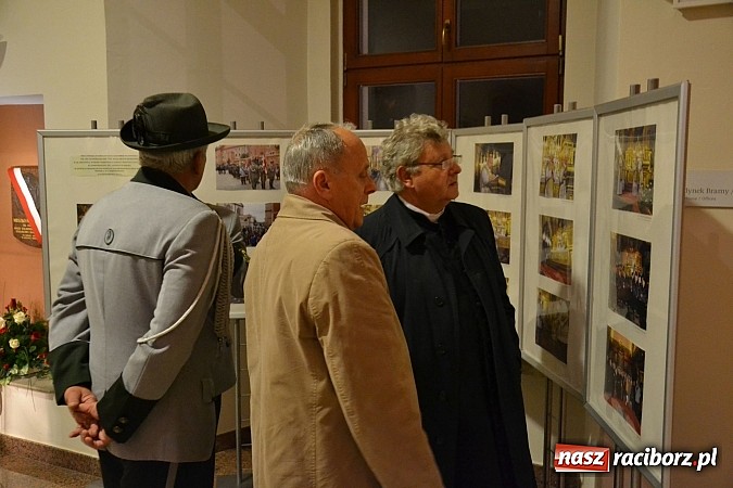 Zdjęcie w galerii na portalu naszraciborz.pl: Radni pożegnali się dziś na zamku. Odsłonięto tablicę upamiętniającą księcia Mieszka IV wiadomości z regionu