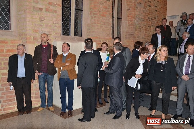 Zdjęcie w galerii na portalu naszraciborz.pl: Radni pożegnali się dziś na zamku. Odsłonięto tablicę upamiętniającą księcia Mieszka IV wiadomości z regionu