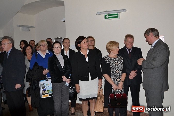 Zdjęcie w galerii na portalu naszraciborz.pl: Radni pożegnali się dziś na zamku. Odsłonięto tablicę upamiętniającą księcia Mieszka IV wiadomości z regionu