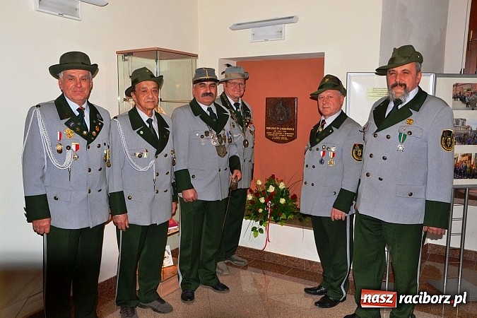 Zdjęcie w galerii na portalu naszraciborz.pl: Radni pożegnali się dziś na zamku. Odsłonięto tablicę upamiętniającą księcia Mieszka IV wiadomości z regionu